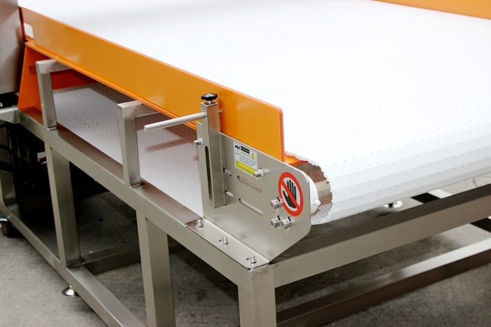 1706585637979805.jpg 016-2600-11030-800-100-380V-右進(jìn)左出-配穩(wěn)壓器-板鏈?zhǔn)綀?bào)警停機(jī)金檢機(jī)1.jpg